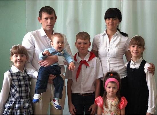 Многодетная семья из Быковского района стала лучшей «Молодой семьей» России